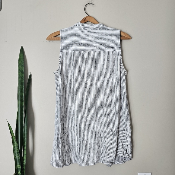 CABLE & GAUGE | Black and White Striped Sleeveless Half Buttonup Blouse … - Picture 3 of 4